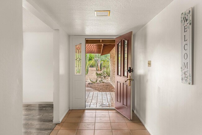 5901 E Cactus Wren Rd in Paradise Valley, AZ - Building Photo - Building Photo