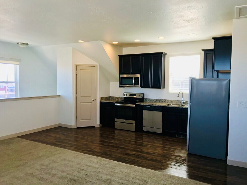 10387 S Sturgeon Drive in South Jordan, UT - Building Photo