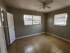 31 NE 195th St in North Miami Beach, FL - Foto de edificio - Building Photo