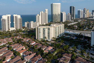 Ocean Reserve in Sunny Isles Beach, FL - Building Photo - Building Photo