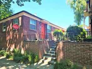 2063 NW Irving St in Portland, OR - Foto de edificio - Building Photo