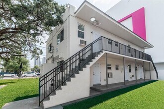 212 NW 15th St in Miami, FL - Foto de edificio - Building Photo