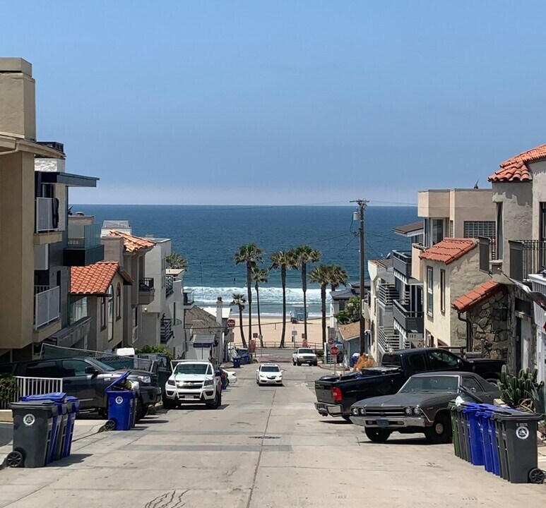223 40th St, Unit B in Manhattan Beach, CA - Building Photo