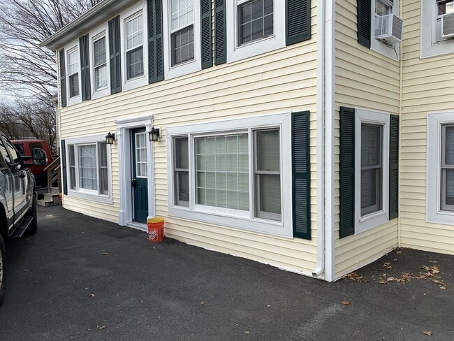 12 Ayer Rd in Shirley, MA - Foto de edificio - Building Photo