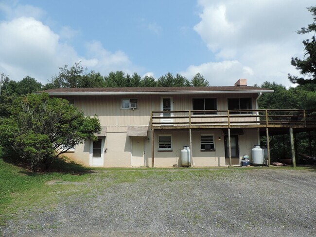 109 Forest Lake Ln in West Jefferson, NC - Building Photo - Building Photo