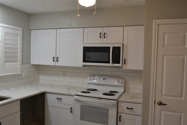 7410 Crystalglen Dr in Houston, TX - Building Photo - Building Photo