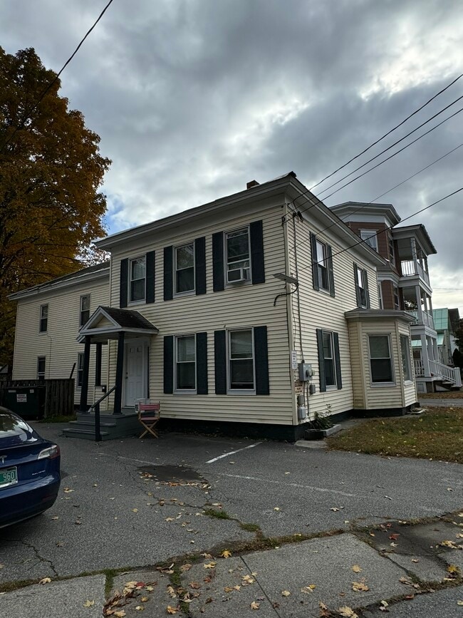 92 Prospect St, Unit 1 in Brattleboro, VT - Foto de edificio - Building Photo