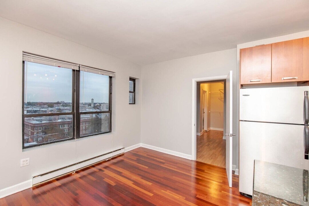 732 W Bittersweet Pl in Chicago, IL - Building Photo