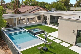 2401 Driftwood Dr in Las Vegas, NV - Building Photo - Building Photo