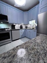 550 W Surf St in Chicago, IL - Building Photo - Building Photo