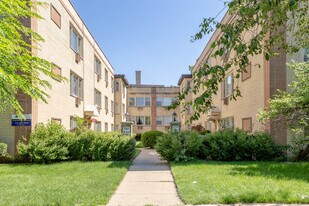 2001 W Touhy Ave in Chicago, IL - Building Photo