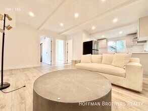 1568 Yosemite Dr in Los Angeles, CA - Building Photo - Building Photo