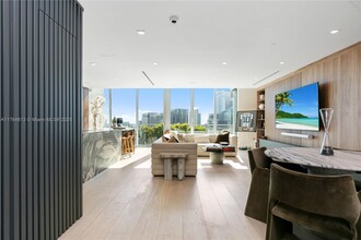 90 SW 3rd St in Miami, FL - Building Photo - Building Photo