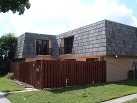 911 Springdale Cir in Palm Springs, FL - Building Photo