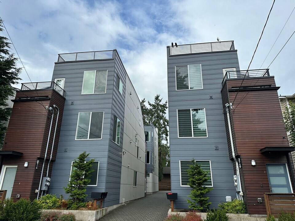 9509 8th Ave NW in Seattle, WA - Building Photo