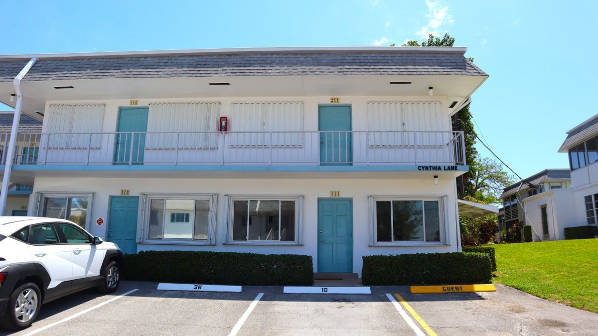 2960 Cynthia Ln in Lake Worth Beach, FL - Building Photo