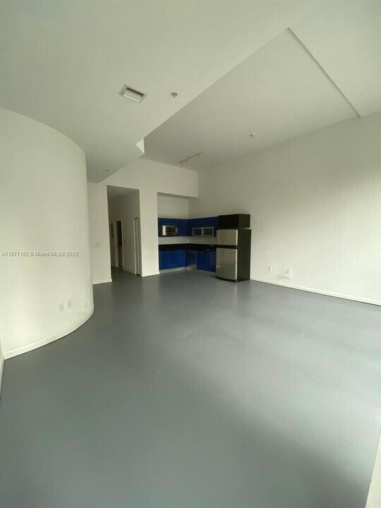253 NE 2nd St in Miami, FL - Building Photo