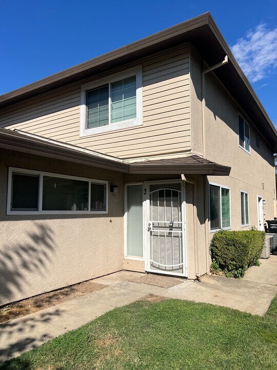 9086 Piñata Way in Sacramento, CA - Building Photo