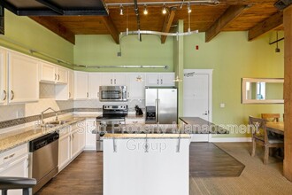 940 Monroe Ave NW in Grand Rapids, MI - Foto de edificio - Building Photo
