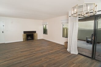 22109 Burbank Blvd in Los Angeles, CA - Building Photo - Building Photo