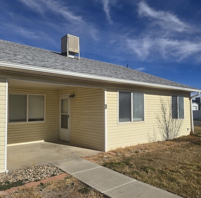 384 Sunnyside Cir, Unit B in Grand Junction, CO - Foto de edificio - Building Photo