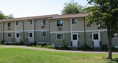 360 1/2 Tokeneke Rd in Holyoke, MA - Building Photo - Building Photo