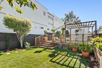662 Rosecrans Ave in Manhattan Beach, CA - Building Photo - Building Photo