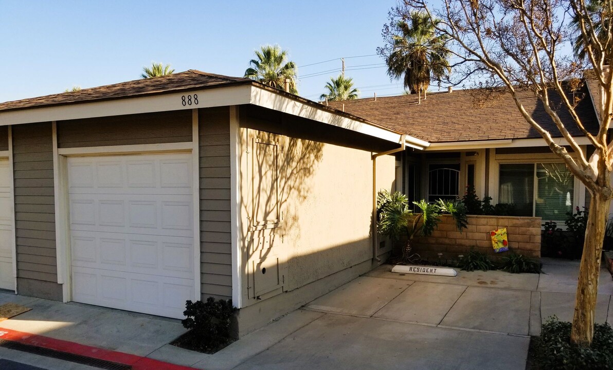 888 Tangerine St in Corona, CA - Building Photo