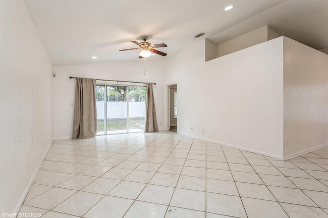 8084 Tortuga Ln in Boynton Beach, FL - Foto de edificio - Building Photo