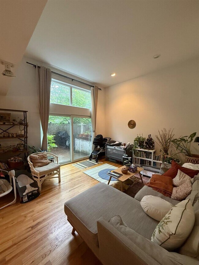 32 Warwick St, Unit 1 in Somerville, MA - Building Photo - Building Photo