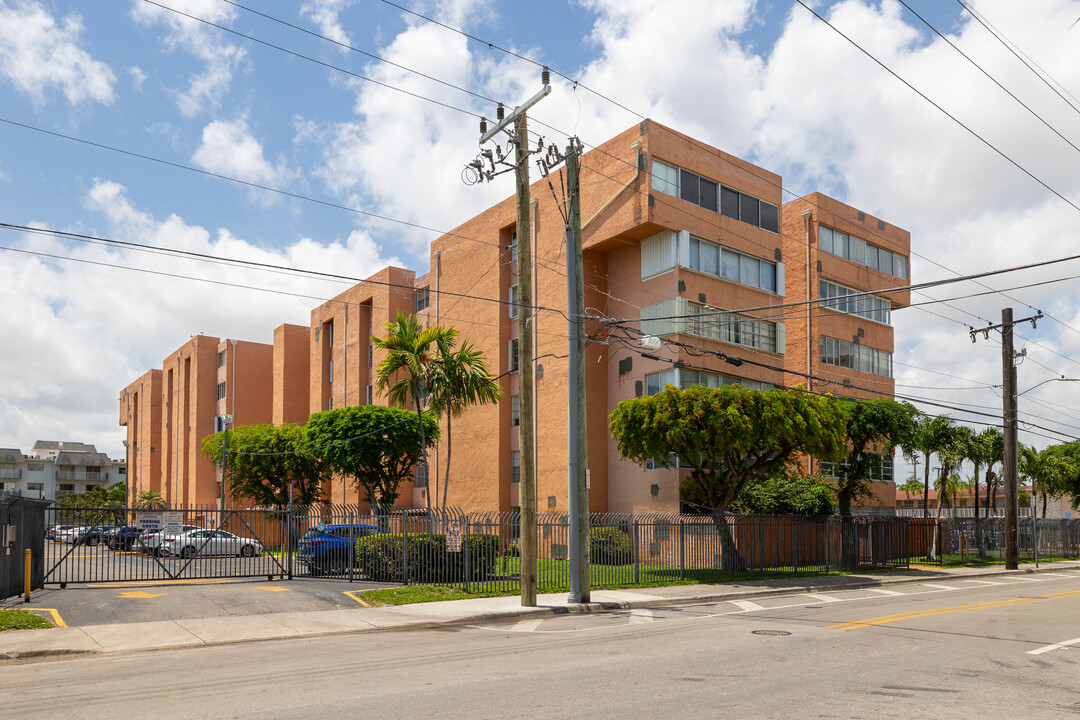 750 NW 43rd Ave in Miami, FL - Foto de edificio