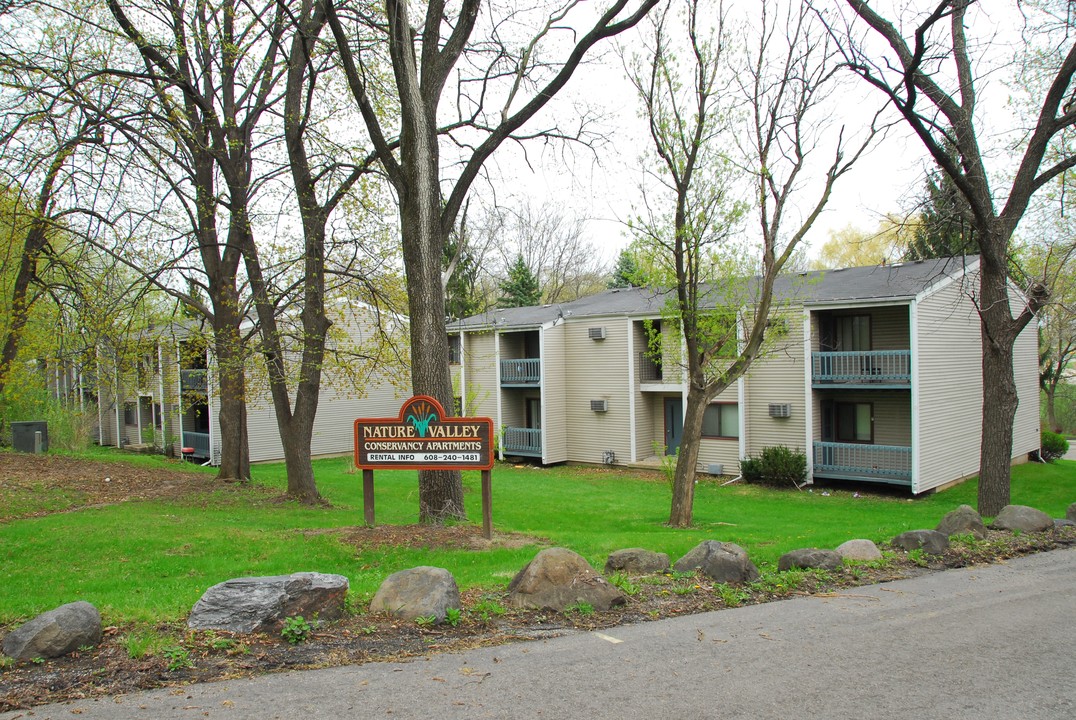 Nature Valley Apartments in Madison, WI - Foto de edificio