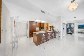 475 Brickell Ave, Unit 712-14 in Miami, FL - Foto de edificio - Building Photo