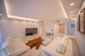 16445 Collins Ave in Sunny Isles Beach, FL - Foto de edificio - Building Photo