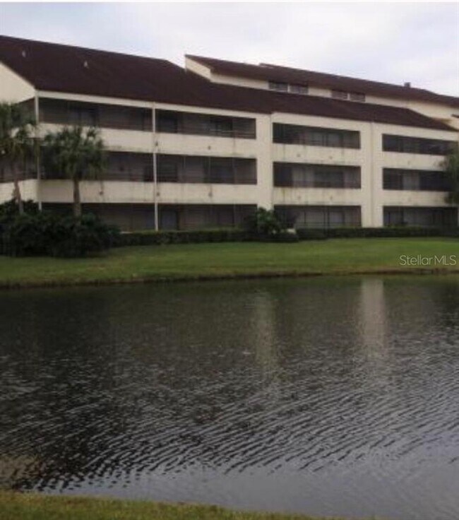 13612 S Village Dr in Tampa, FL - Building Photo - Building Photo