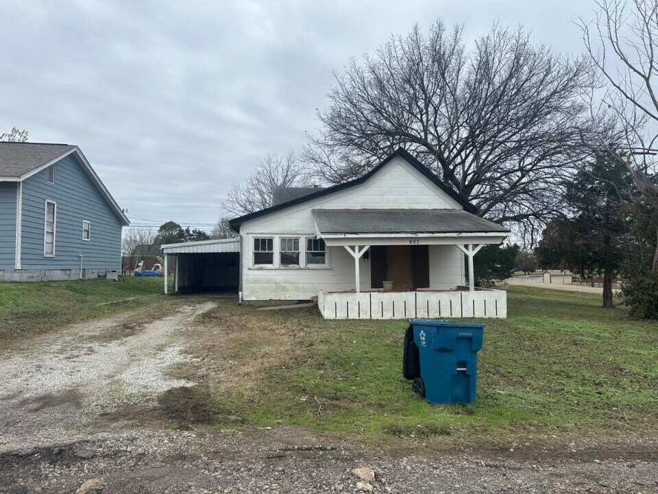 803 E 3rd St in Cushing, OK - Building Photo