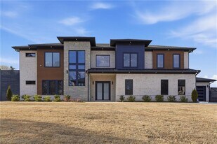 556 Versailles Dr in Auburn, GA - Building Photo