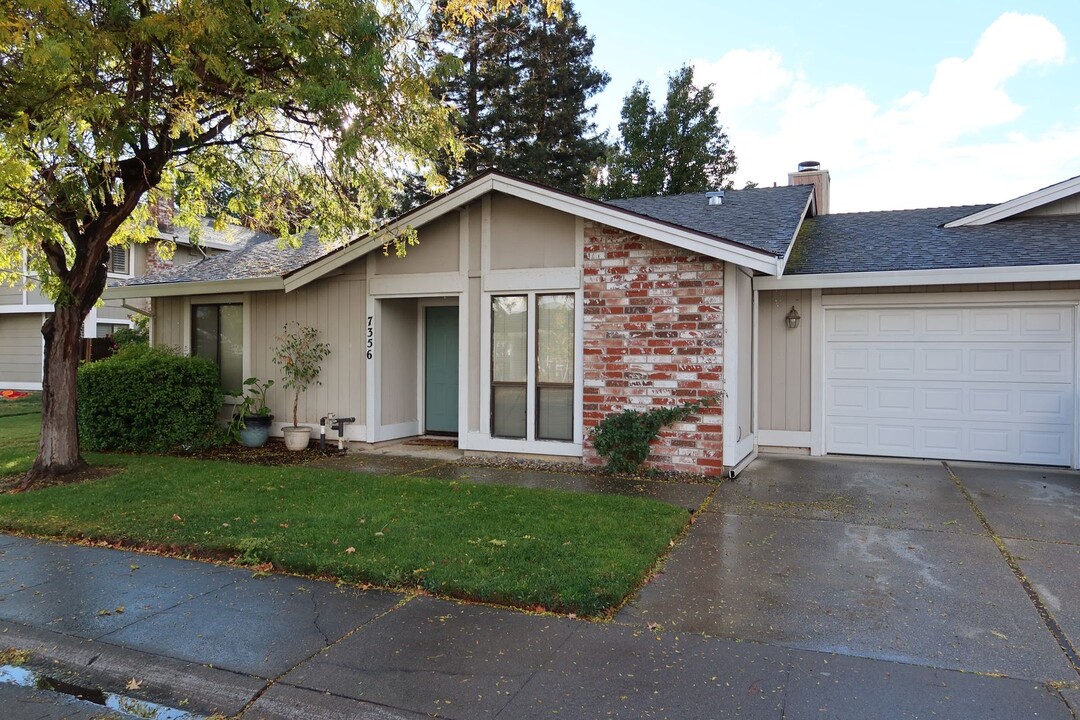 7356 Flowerwood Way in Sacramento, CA - Building Photo