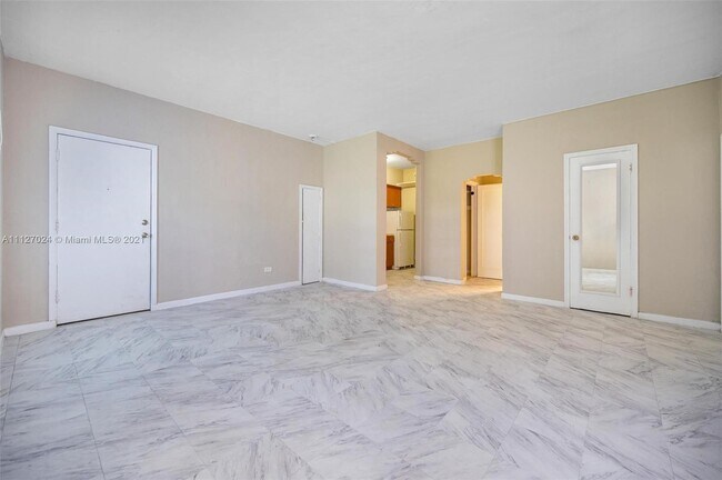 825 Alton Rd-Unit -4 in Miami Beach, FL - Building Photo - Building Photo