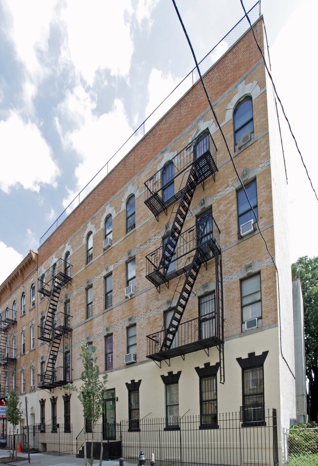 118 Mckinley Ave in Brooklyn, NY - Foto de edificio - Building Photo