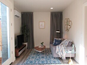 1610 N Emerson St, Unit B in Portland, OR - Foto de edificio - Building Photo