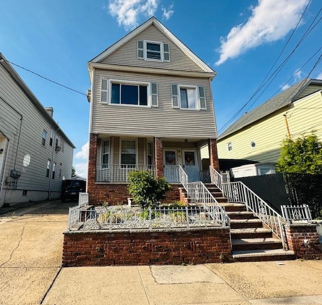 41 E 4th St in Bayonne, NJ - Building Photo