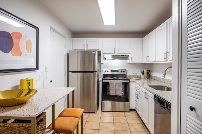 Del Oro Apartment Homes in Plantation, FL - Foto de edificio - Building Photo