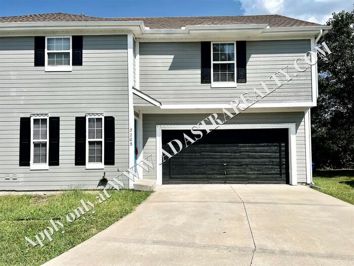 5205 Woodland Dr in Shawnee, KS - Building Photo