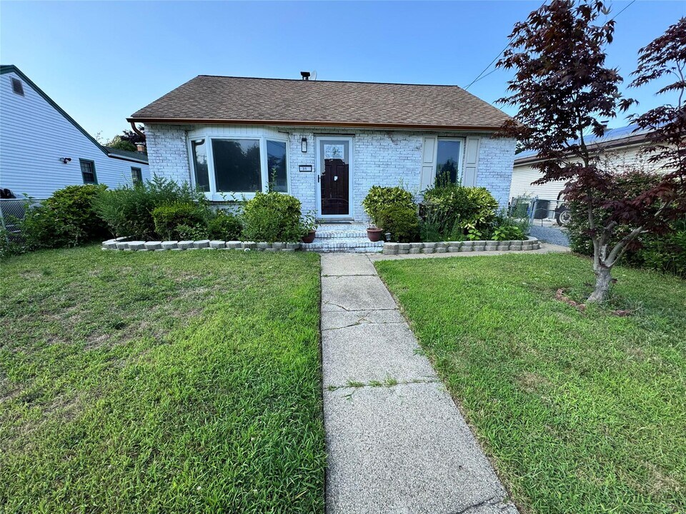 31 Brennan Pl in Deer Park, NY - Building Photo