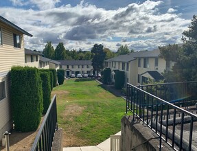 COLONIAL APARTMENTS in Salem, OR - Foto de edificio - Building Photo