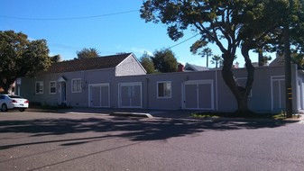 421-423 S Tremont St in Oceanside, CA - Foto de edificio - Building Photo