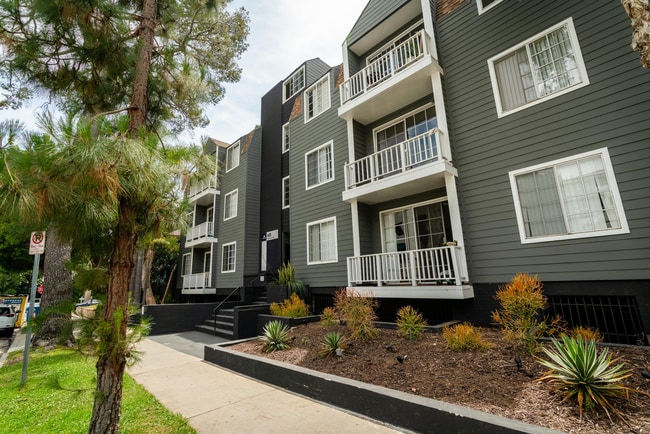 685 Kelton Ave in Los Angeles, CA - Foto de edificio - Building Photo