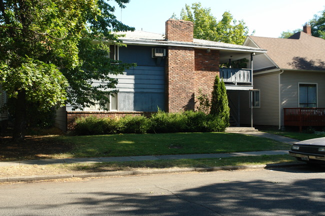 943 E Augusta Ave in Spokane, WA - Foto de edificio - Building Photo