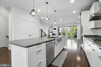 23088 Lavallette Square in Brambleton, VA - Building Photo - Building Photo